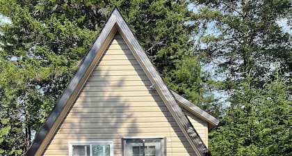 Cozy Aframe-1 bedroom, full bathroom, kitchenette cabin with WiFi in Saint John