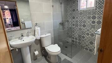 Apartment, 3 Bedrooms, Smoking, Balcony | Bathroom
