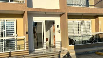 Apartamento, 3 quartos, para fumantes, sacada | Detalhe da fachada