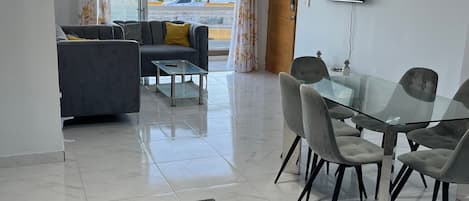 Appartement, 3 chambres, fumeur, balcon | Salle de séjour