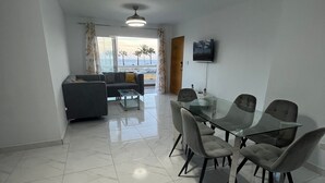 Apartment, 3 Schlafzimmer, Raucher, Balkon | Wohnzimmer
