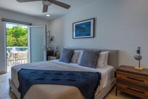 Standard Room, 1 King Bed, Balcony