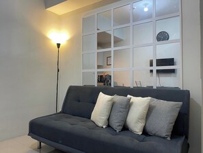 Condo, 1 habitación, para no fumadores | Área de sala de estar | Smart TV de 37 pulgadas con canales digitales y Netflix