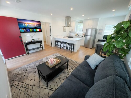 Prime Burbank Location – New 1 Bedroom Near Studios, Dining, Museums & More!