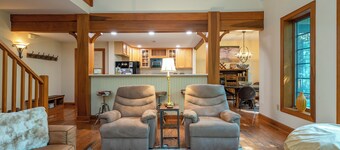 ~Stunning Mtn Views & Gas Fire Table ~Fireplace, Grill, WiFi, Mountain Air~