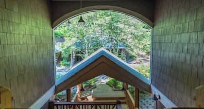 ~Stunning Mtn Views & Gas Fire Table ~Fireplace, Grill, WiFi, Mountain Air~