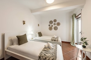 3 bedrooms, travel cot, free WiFi, bed sheets