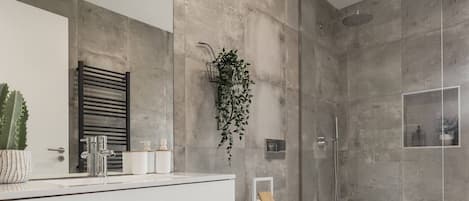 Secadora de cabello, toallas, papel de baño