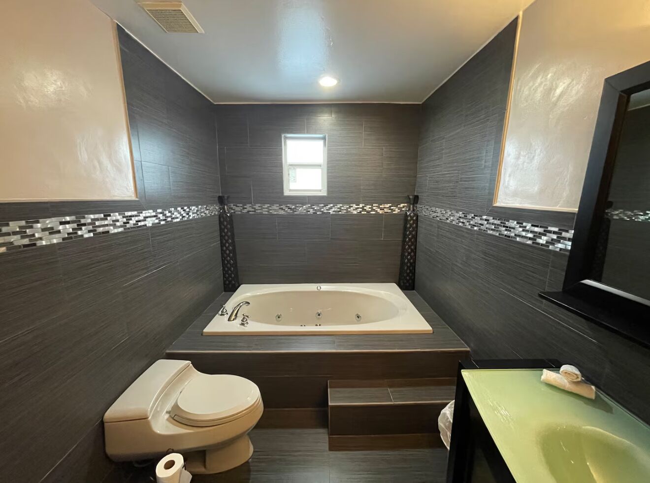 Een douche, een bubbelbad, een haardroger, handdoeken