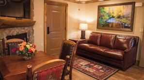 TV, fireplace - Relaxing One-Bedroom Villa in the beautiful Smoky Mountains (Gatlinburg)