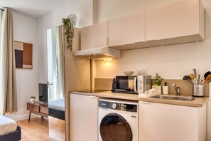 Geladeira, micro-ondas, cooktop, cafeteira/chaleira
