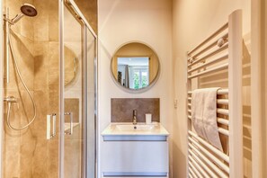 Ducha, secador de pelo, toallas