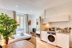 Jääkaappi, mikroaaltouuni, liesi, kahvin-/teenkeitin