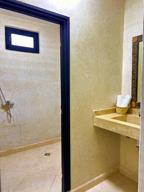 Towels, soap, toilet paper - Charming house between sea and mountains (Aourir)