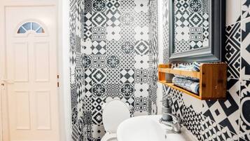 Haartrockner, Handtücher, Toilettenpapier