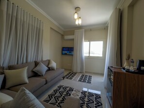 Luxury Suite, Balcony, Mountain View | Living room | 70-inch Smart TV with digital channels - Akhnaton Pyramids View (Giza)