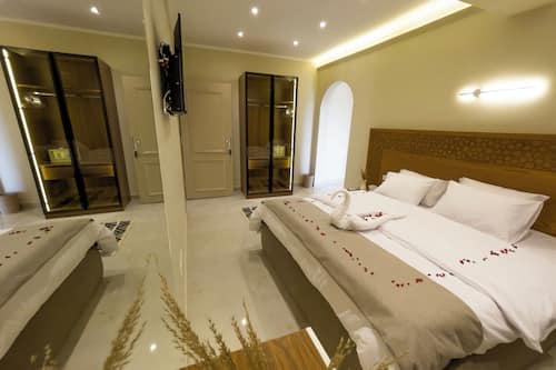 Suite de lujo, balcón, vista a la montaña | Minibar, wifi gratis y ropa de cama