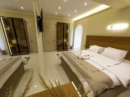 Luxury Suite, Balcony, Mountain View | Bar mini, Wi-fi percuma, cadar katil 