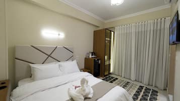 Habitación doble estándar, aire acondicionado | Minibar, wifi gratis y ropa de cama