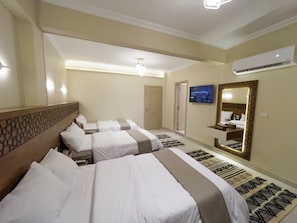 Phòng 3 dành cho gia đình, ban công, quang cảnh bến du thuyền | Minibar, truy cập Internet không dây miễn phí