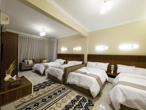 家庭四人房, 山景 | 迷你吧、免費無線上網、床單