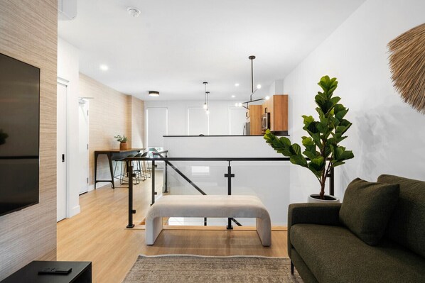 Smart TV - 3 bedroom - Spacious New 3bdr in Habitat Plateau by Denstays (Montréal)