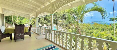 屋外ダイニングエリア