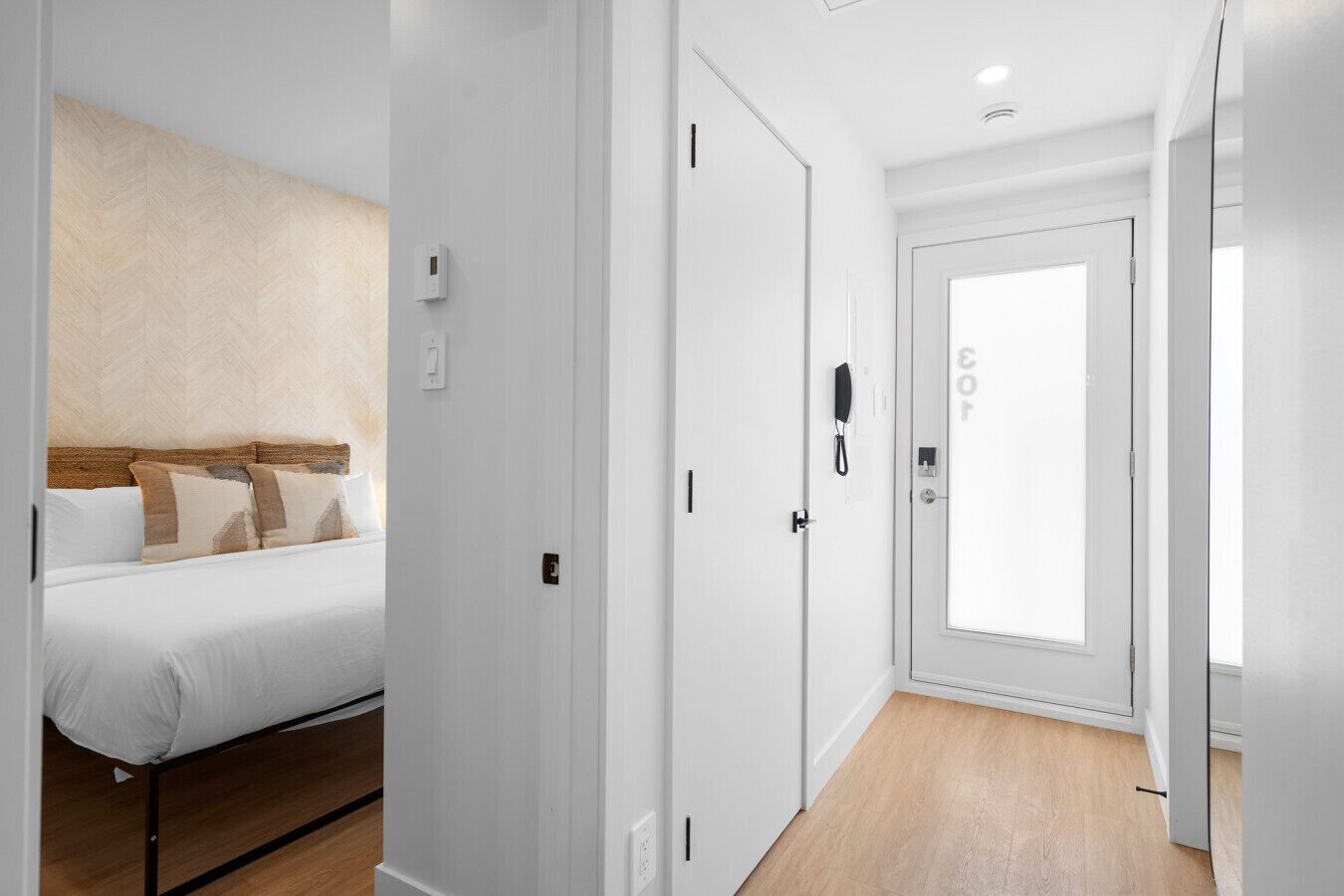 1 habitación, tabla de planchar con plancha, cuna de viaje y wifi 