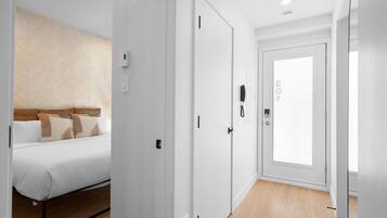 1 habitación, tabla de planchar con plancha, cuna de viaje y wifi