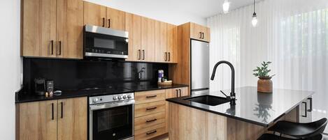 Refrigerador, microondas, horno, placa de cocina