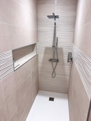 Douche, sèche-cheveux, serviettes fournies, savon