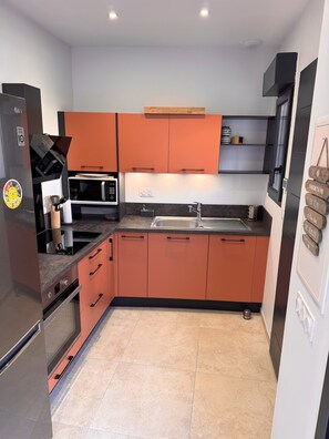 Kühlschrank, Mikrowelle, Ofen, Herdplatte