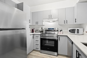 Refrigerador, microondas, horno y parrilla de estufa