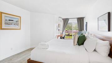 1 dormitorio, tabla de planchar con plancha, cuna de viaje