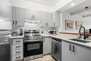 Køleskab, mikrobølgeovn, ovn, kogeplade