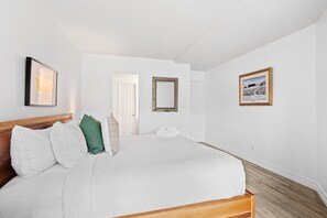 1 bedroom, iron/ironing board, travel cot, bed sheets - Chic One-Bedroom Condo With Partial Lake View (Mont-Tremblant)