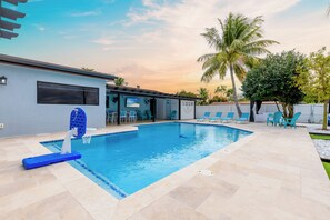 A heated pool - Escape to Miami/Heather+Pool/9pl/BBQ/pool table. (Miami)