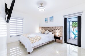 4 bedrooms, iron/ironing board, travel crib, free WiFi - Escape to Miami/Heather+Pool/9pl/BBQ/pool table. (Miami)