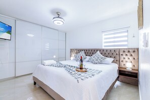 4 bedrooms, iron/ironing board, travel crib, free WiFi - Escape to Miami/Heather+Pool/9pl/BBQ/pool table. (Miami)