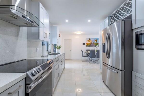 Microwave, oven, stovetop, highchair - Escape to Miami/Heather+Pool/9pl/BBQ/pool table. (Miami)