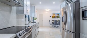 Escape to Miami/Heather+Pool/9pl/BBQ/pool table.