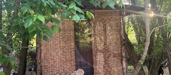 Off-grid creekside treehouse w/fire-pit, hammock