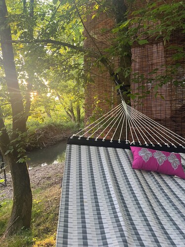 Off-grid creekside treehouse w/fire-pit, hammock