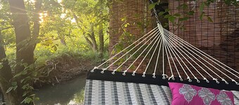 Off-grid creekside treehouse w/fire-pit, hammock