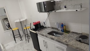 Basic Studio | Private kitchen | Fridge, microwave, coffee/tea maker, blender