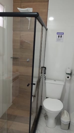 Basic Studio | Bathroom | Shower, hair dryer, towels, soap