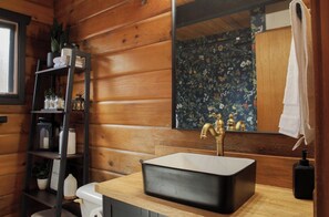 ヘアドライヤー、タオル、石鹸、トイレットペーパー