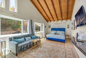 5 bedrooms, desk, iron/ironing board, travel cot