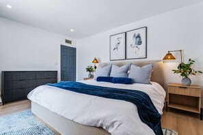 6 bedrooms, desk, free WiFi, bed sheets - Luxury Tropical Playhouse 2.0 | Golf | Pickleball (Lake Havasu City)