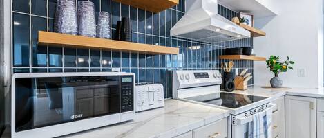 Réfrigérateur, micro-ondes, four, plaque de cuisson